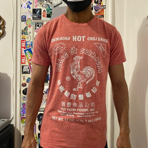 Tuong Ot Sriracha Hot Chili Sauce Official Huy Fong Foods Graphic T-shirt - Picture 8 of 8